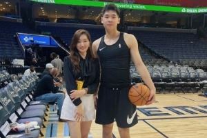 ?为小崔钢琴伴奏！灰熊中国市场媒体总监：NBA篮球场顶峰相见